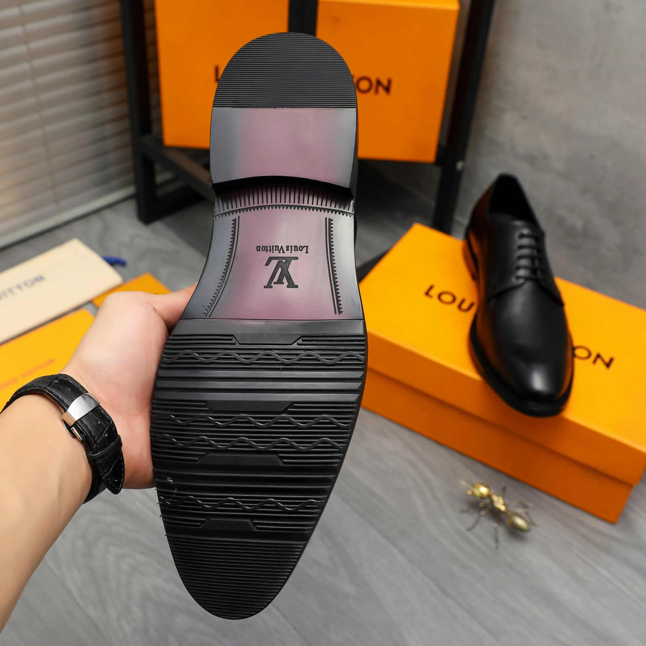 Men's shoes 💰p460 Product trademark: LV (Louis Vuitton) business lace-up formal leather shoes Regular size: 39-44 (38.45 custom-made, non-returnable) Product materials: Selected high-quality pebbled cowhide upper, cowhide lining, original rubber outsole